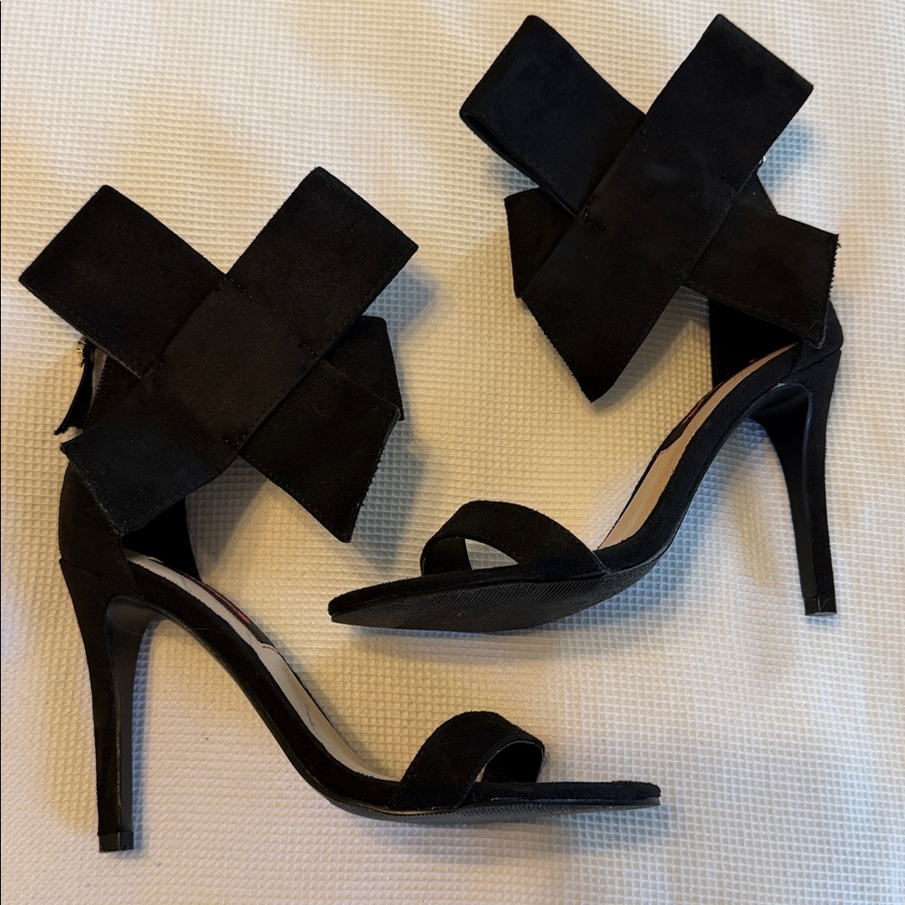 Betseyville by Betsey Johnson Beaux Suede Black Bow Heels Size 5 1/2 - Picture 5 of 13